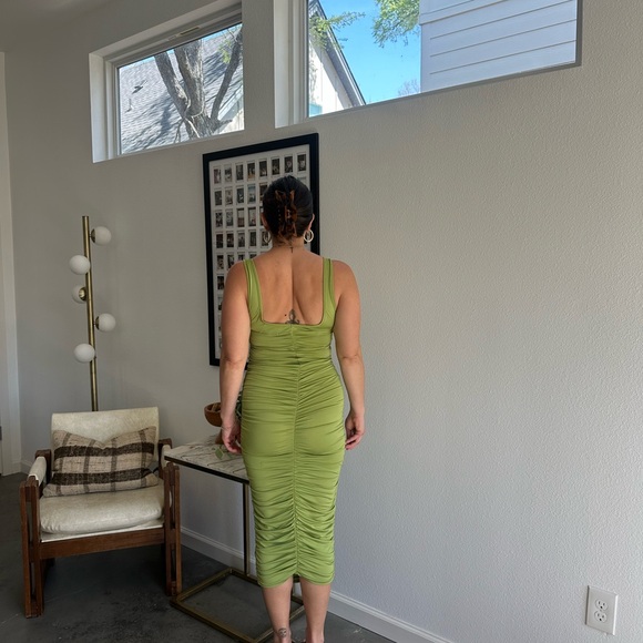 Elegant Green Sleeveless Dress - Picture 4 of 4